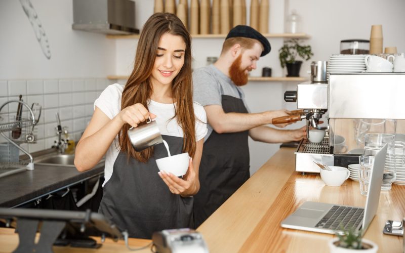 coffee-business-concept-closeup-lady-barista-delantal-preparando-vertiendo-leche-taza-caliente-mientras-pie-cafe coffee-business-concept-closeup-lady-barista-delantal-preparando-vertiendo-leche-taza-caliente-mientras-pie-cafe